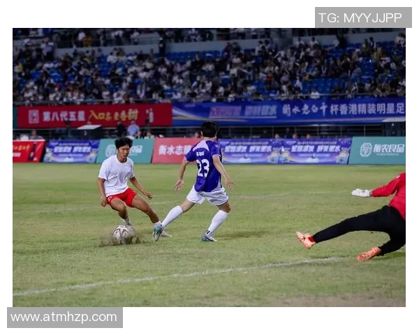 当足球明星与热情粉丝亲密合影瞬间的背后故事与感人时刻